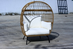 Fauteuil œuf en rotin moderne pour l'extérieur, mobilier de jardin avec coussins blancs, design contemporain pour patio et balcon - Product Image 1