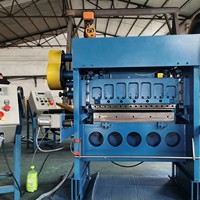 Machine automatique de fabrication de treillis métallique perforé en Chine