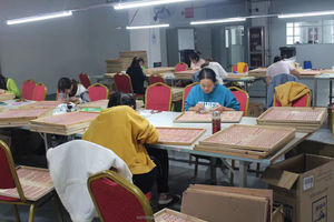 أظافر صناعية طويلة مدببة باللون الوردي والأرجواني مع فيونكة وطباعة فضية ساخنة - Product Image 6