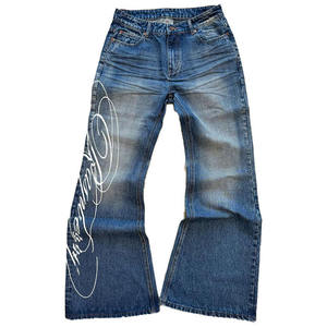 กางเกงยีนส์ทรงบู้ทคัทผ้าไหมพิมพ์ลายสกรีนแบบกำหนดเองสำหรับผู้ชาย สีฟ้าซีดแบบวินเทจ แต่งริเวท กระเป๋าแต่งลาย - Product Image 3