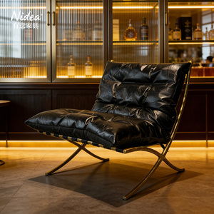 Sillón de Salón Moderno de Mediados de Siglo, Hecho a Mano, de Cuero Negro Envejecido de Lujo, con Marco en X Dorado Antiguo, para Sala de Estar, Club o Bar - Product Image 1