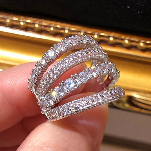 Anello a strati con accenti geometrici in cristallo per donna, accessori minimalisti alla moda per l'uso quotidiano - Product Image 2