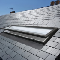 Persienne verticale moderne personnalisée Fenêtre de toit automatique en aluminium pour lucarnes résidentielles en vente