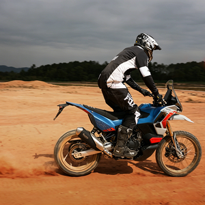 Motocicleta de 34.2kW con Motor de Dos Cilindros MUD452 449.5cc, Modos Deportivo/Eco, Embrague Deslizante, Suspensión Totalmente Ajustable, Estilo Aventura - Product Image 3