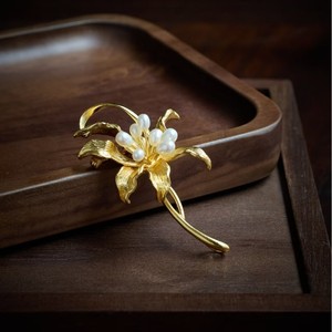 Broche en perles d'eau douce de style chinois vintage Golden Lily, avec fleur de poitrine, broche polyvalente, motif numérique, bijoux - Product Image 1