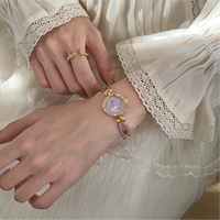Montre à petit cadran de style bijou avec bracelet à maillons dorés pour présentation en cadeau