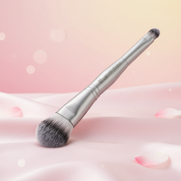 Pinceau de maquillage à manche en bois et poils synthétiques bicolores pour le fond de teint, le blending et le gloss à lèvres – Outils pour le visage