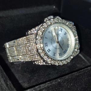 Reloj de Diamantes Moissanite de Estilo Japonés de Excelente Calidad para Eventos Deportivos y Actividades al Aire Libre Disponible a Buen Precio - Product Image 1