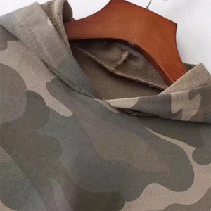 เสื้อครอปฮู้ดดี้ผู้หญิงแบบสบายๆ ระบายอากาศได้ดี ผ้าถักทรงโอเวอร์ไซส์ ลายพราง ขายส่ง แบบเปิดไหล่ สำหรับฤดูใบไม้ผลิ มีโลโก้ด้านหน้า - Product Image 3