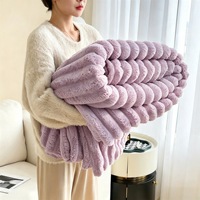 Couverture en polaire double pour canapé, couverture douce et confortable pour filles et femmes, couverture en peluche légère à rayures 3D