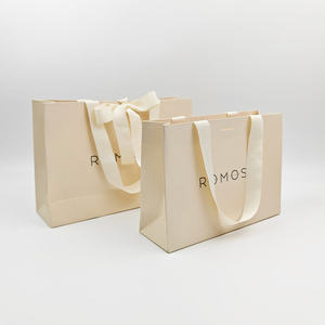 Bolsas de Regalo de Cartón con Diseño Elegante, Compostables, Hechas con Materiales Reciclados, Impresión Serigráfica Personalizable, Longitud Ajustable para Zapatos y Ropa - Product Image 1