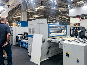 Ligne de laminage à chaud PUR - Machine de laminage de films PVC, PET, <span class=keywords><strong>CPL</strong></span> pour revêtements de sol en bois, panneaux muraux, portes d'armoires et de placards - Product Image 4