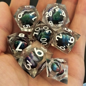 Venta al por mayor de dados poliédricos de resina personalizados con núcleo líquido, ecológicos y tallados, para juegos de rol de <span class=keywords><strong>Dungeons</strong></span> & Dragons (D20, D12, D10, D8, D6, D4) - Product Image 4