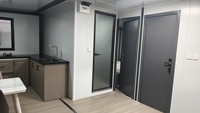 Maison conteneur pliable de 40 pieds en panneaux sandwich respirants, 6 chambres, 1 salon, salle de bain, espace d'activités extérieur