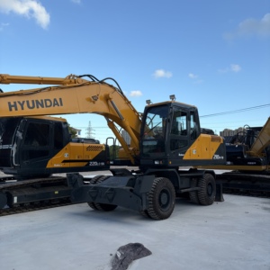 Excavatrice sur pneus Hyundai 210W-9 d'occasion de Corée, modèle 2023, avec moteur Cummins, pompe hydraulique et roulement PLC, 21 tonnes, en bon état, à vendre - Product Image 2