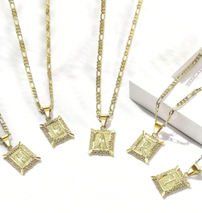 Collar con Colgante Cuadrado de Letra Personalizado Unisex de Aleación de Zinc Dorado con Cadenas - Joyería de Diseño de Alta Gama - Product Image 3