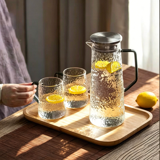 High Borosilicate Glass Pitcher with Stainless Steel Lid Heat Resistant Water Carafe Fridge Safe Jug for Home Cafe Wholesale