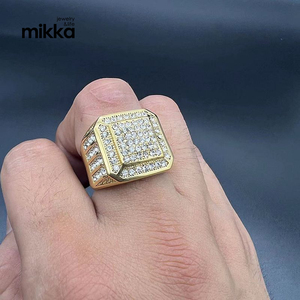 แหวนแต่งงานผู้ชายแฟชั่น ชุบทอง 18K สแตนเลสประดับเพชรคิวบิกเซอร์โคเนียเต็มวง พร้อมเพชรโมอิสซาไนต์ - Product Image 3