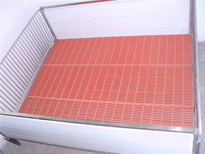 Enclos <span class=keywords><strong>de</strong></span> maternité pour porcelets galvanisé à chaud avec sol composite, cage <span class=keywords><strong>de</strong></span> sevrage durable en acier soudé pour l'élevage porcin - Product Image 3