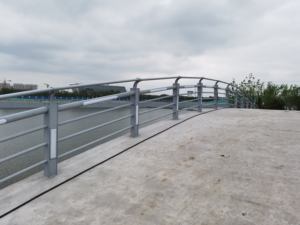 Barrières de trafic en aluminium en acier de garde-corps en métal galvanisé à chaud personnalisable de haute qualité pour les ponts routiers et les rivières - Product Image 6