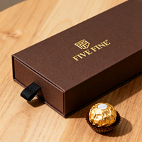 Boîte cadeau alimentaire de luxe personnalisée beige pour sushi, bonbons et chocolats, en carton rigide avec logo en relief doré et pelliculage mat