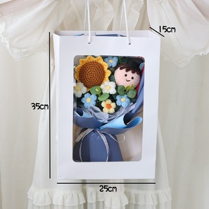 Ramo de girasoles tejidos a mano con acabado personalizado para la temporada de graduación, regalo para amigos, niños y adultos. - Product Image 4