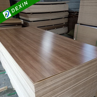 Vente en gros de feuilles de bois MDF stratifié mélaminé de couleur bois grainé 4x8 pour meubles