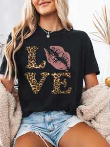 T-Shirt da Donna con Stampa Leopardata e Scritta 'Love', Manica Corta, Stile Retrò, Girocollo, per San Valentino, Vestibilità Regolare, 100% Cotone Jersey - Product Image 3