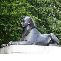 Statue de Sphinx ailé en bronze patiné antique, décorée dans un showroom moderne