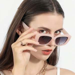 Gafas de Sol Cuadradas de Color Jelly con Lentes Degradados Retro de Moda 2022, Gafas de Sol Rosas con Protección UV400 para Mujer - Product Image 1