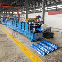 Machine de formage à froid pour capuchons de toit en acier, machine de finition des toitures métalliques pour la construction de toitures