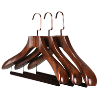 Cintre en bois laqué couleur rétro avec barre antidérapante pour pantalon, idéal pour placard d'appartement - En stock