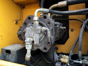 Pelleteuse d'occasion VOLVO EC240BLC avec poids en service de 24 tonnes Les composants principaux comprennent le moteur, la boîte de vitesses, la pompe à engrenages et le roulement PLC - Product Image 4