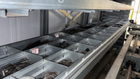 Sistema de Almacenamiento Vertical Inteligente con Módulo de Elevación, Control PLC, Software WMS, Capacidad de 1000 kg, Construcción de Acero Q235 para Recolección de Piezas