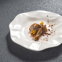 Vente en gros d'assiettes en céramique élégantes à large bord en forme de fleur Piatto vaisselle pour mariage restaurant plats blancs irréguliers en porcelaine