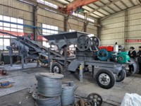 Concasseur à mâchoires mobile diesel avec convoyeur pour gravier fin, mini minerai d'or et pierres de rivière