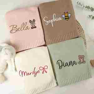 Manta Celular de Algodón Suave Personalizada con Nombre y Diseños Bordados - Product Image 1