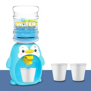 Ventas al por mayor Mini juguete pequeños pingüinos dispensador de agua juguetes dispensador de agua para niños juguetes niña muchos estilos para elegir