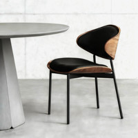 Chaise de salle à manger moderne de style nordique, luxe léger, avec coussin en cuir, dossier incurvé, structure en bois et pieds en métal, pour hôtel et usage domestique