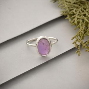 แหวนเงินแท้ 925 ประดับพลอยอเมทิสต์ทรงรีธรรมชาติ ดีไซน์คลาสสิก เหมาะสำหรับงานแต่งงานและงานเลี้ยง คุณภาพสูง เป็นของขวัญสำหรับเธอ - Product Image 1