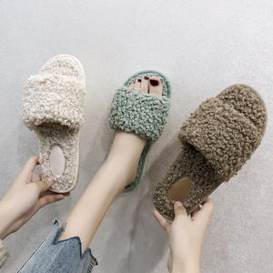 Tendencia de Moda Femenina para Invierno: Pantuflas Cálidas de Felpa con una Sola Correa y Suela Plana Antideslizante para Uso en la Playa en Otoño - Product Image 2