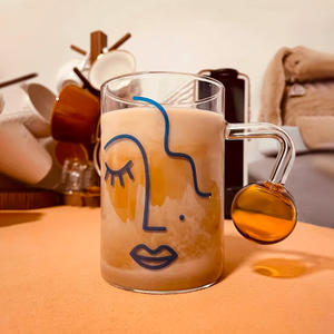 Tasse en verre moderne et élégante avec motif <span class=keywords><strong>de</strong></span> <span class=keywords><strong>visage</strong></span> <span class=keywords><strong>de</strong></span> dame et poignée en forme <span class=keywords><strong>de</strong></span> boule Verres à café et lait transparents avec impression <span class=keywords><strong>de</strong></span> demi-<span class=keywords><strong>visage</strong></span> - Product Image 4