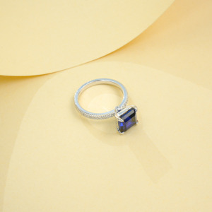 Anillo de Zafiro Azul Real Creado en Laboratorio, Corte Radiante, Plata de Ley 925, con Piedras Laterales Incrustadas, Anillo de Compromiso para Mujer - Product Image 4