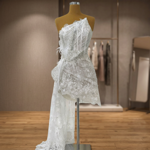 Robe de soirée mini sur mesure OEM, robe mini en satin faite à la main, robe de fête luxueuse avec perles et dentelle florale - Product Image 3