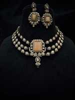 Parure Collier Ras-du-Cou et Boucles d'Oreilles en Laiton Multicouche Faite à la Main avec Perles Blanches et Pierres – Tendance, Plaqué Argent, Idéale pour le Quotidien, Mariages et Fêtes