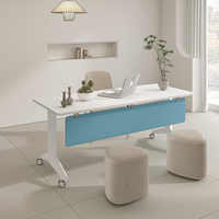 Table de formation mobile OMNI à rabat avec panneau de modestie, design pliable pour salles de séminaires et de réunion