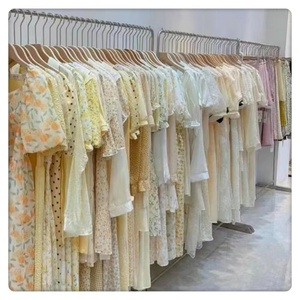 Lot de vêtements en stock en gros : Tops, Maillots de bain, Bikinis, Robes assorties pour femmes, Vêtements en balles en vrac - Product Image 3