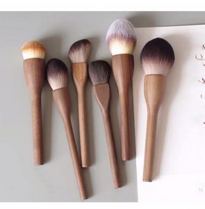 Juego de brochas de <span class=keywords><strong>maquillaje</strong></span> con mango de madera de nogal de 3 piezas, brocha para rubor en polvo de base Kabuki de pelo sintético supersuave - Product Image 2