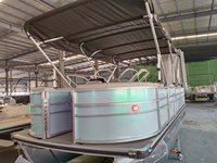 Bateaux pontons sportifs à grande vitesse en aluminium soudé, 8,2 m (27 pi), à deux moteurs, très demandés en Europe, à vendre