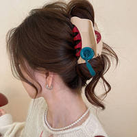 Pince à cheveux créative Qianjin Fashion en forme de triangle avec bouton décoratif, pince crabe en plastique durable, pince à cheveux originale
